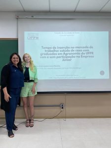 Profa Amanda e Alice logo após a defesa do TCC (foto arquivo pessoal)