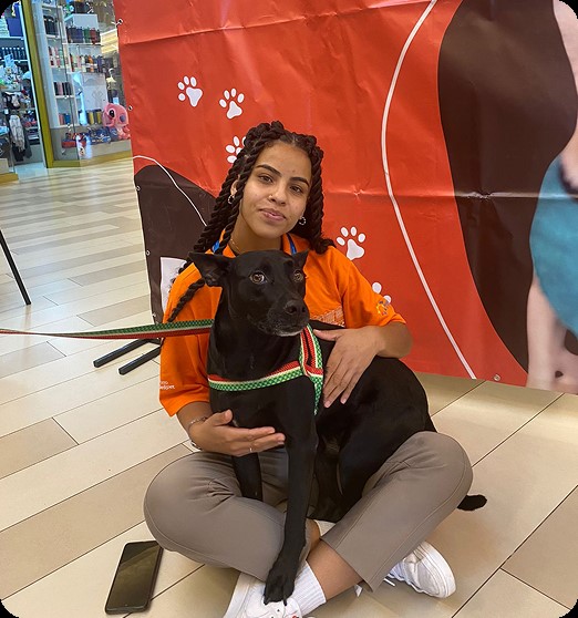 Maria Salina da Silva e um dos animais resgatados (foto arquivo pessoal)
